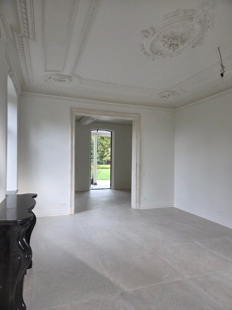 Geschilderde hal met stucplafond en tegelvloer