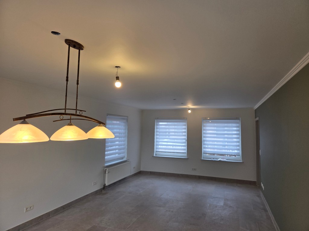 Woonkamer met accentmuur en verlichting