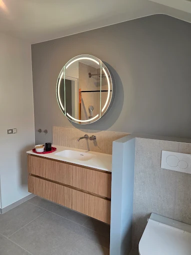 Moderne badkamer met houten meubel