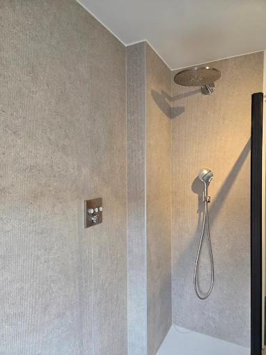 Douche met geribbelde wandtegels