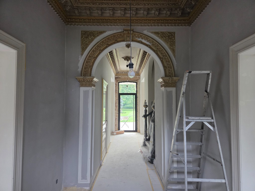 Voor schilderwerk: hal tijdens renovatie met grondlaag en bescherming, VS Schilderwerken Heusden-Zolder